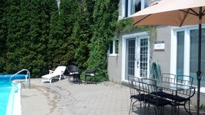 Piscine extérieure, parasols de plage, chaises longues