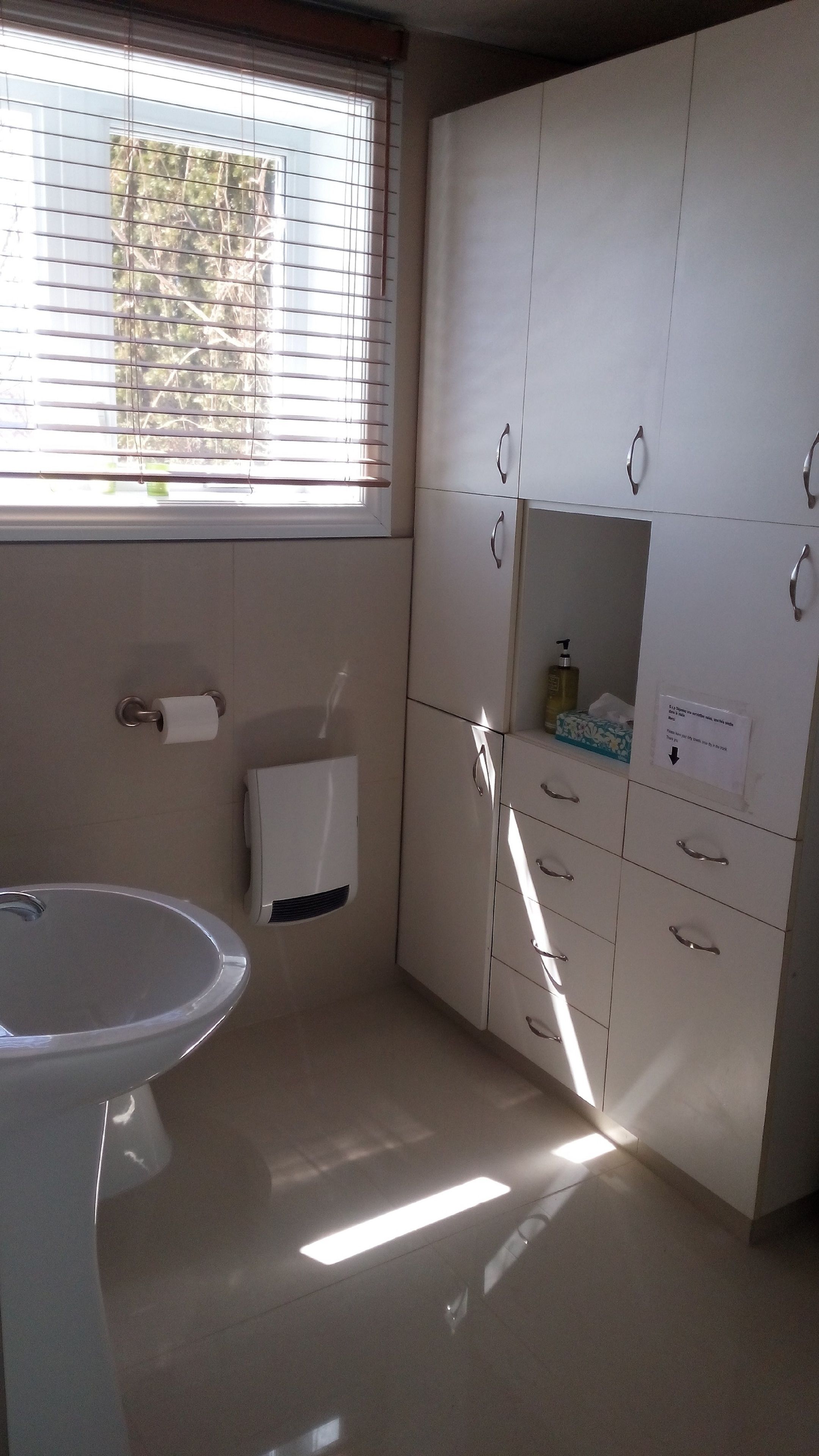 Studio Bellevue | Bathroom | Free toiletries, hair dryer, towels, shampoo