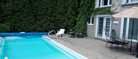 Piscine extérieure, parasols de plage, chaises longues