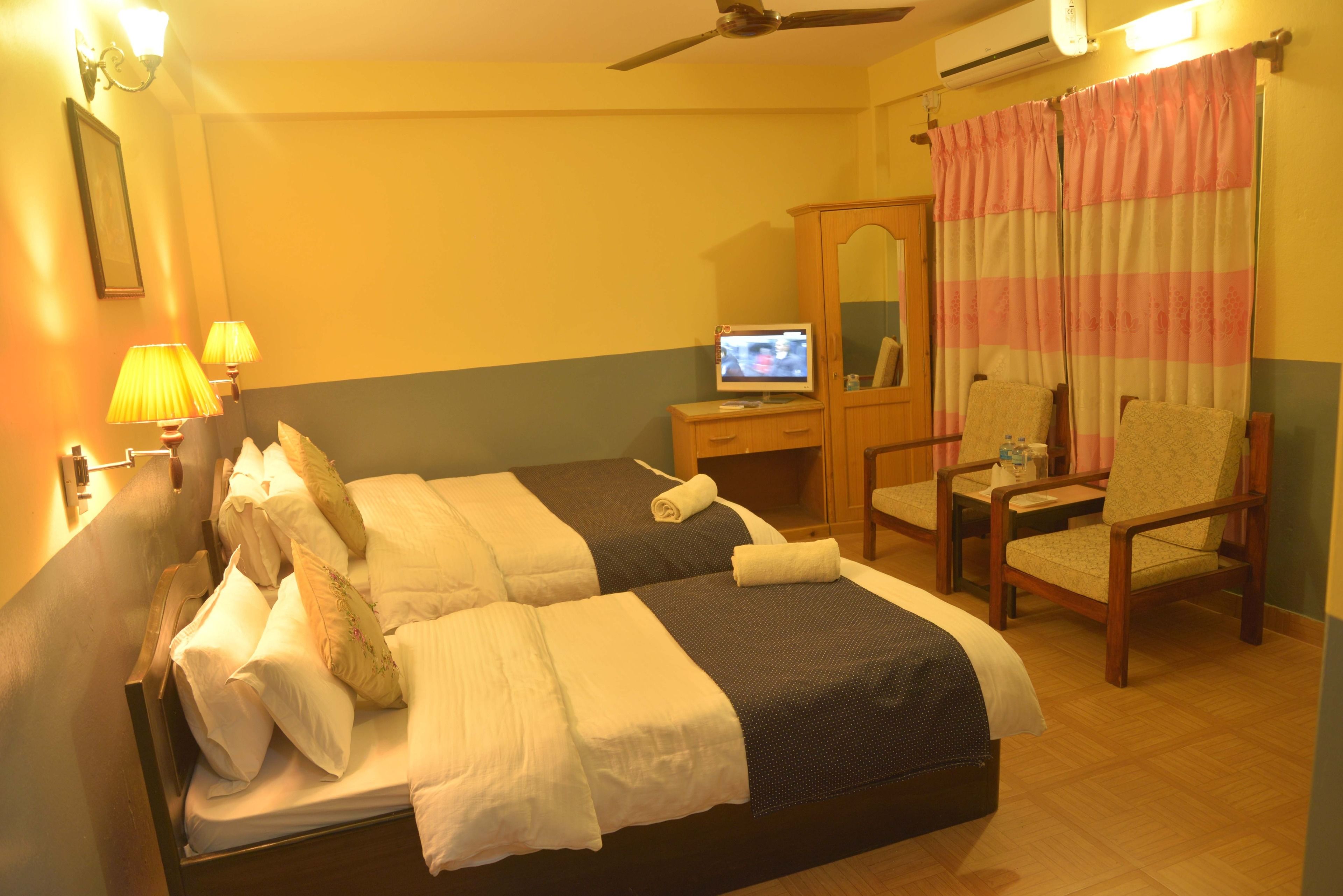 family room, garden view | minibar, in-room safe, desk, soundproofing