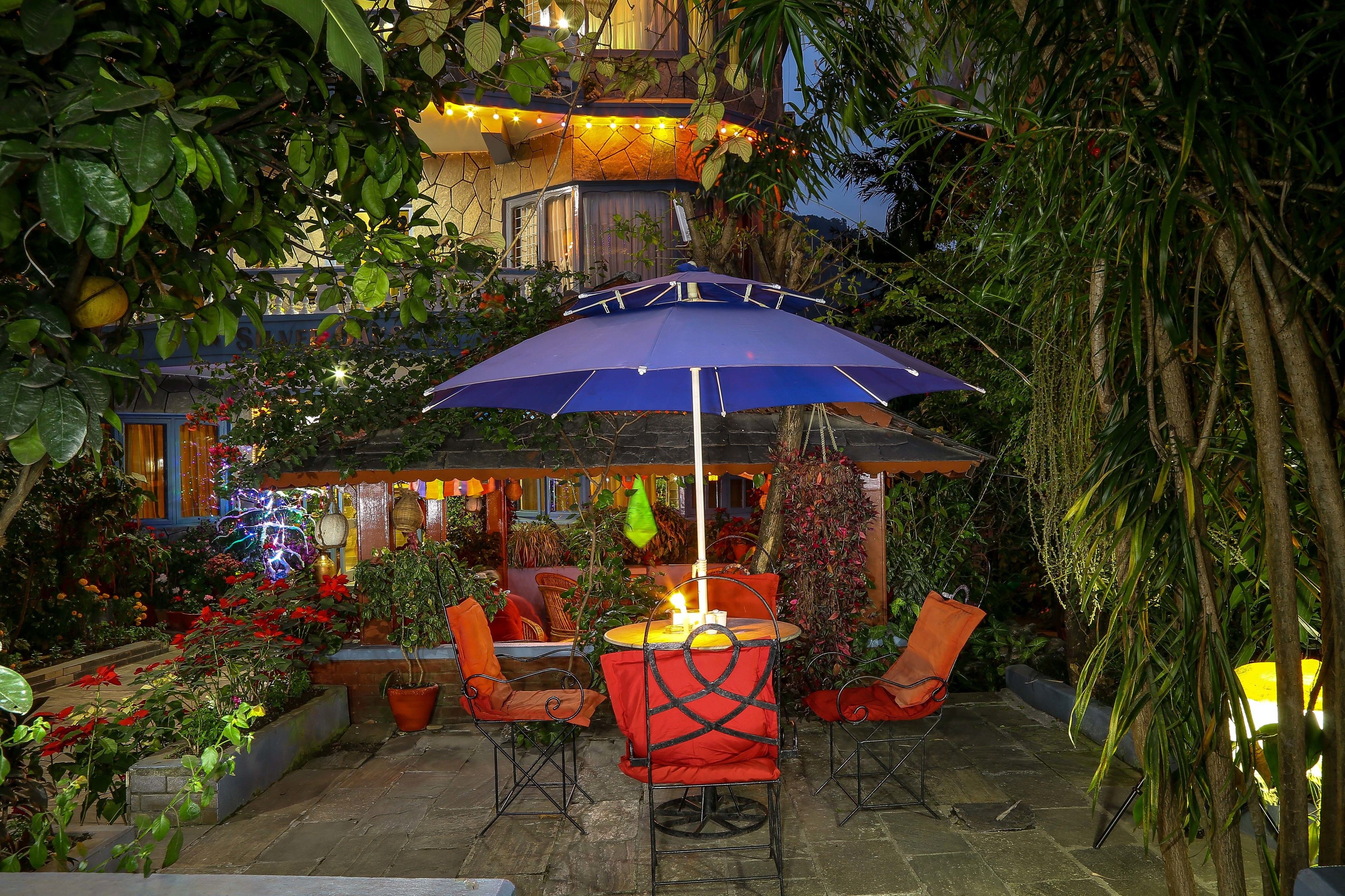 供應早餐、午餐和晚餐，當地料理