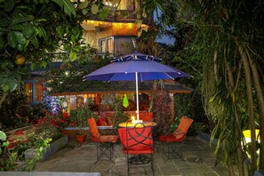 Breakfast, lunch, dinner served; local cuisine - The Silver Oaks Inn (Pokhara)