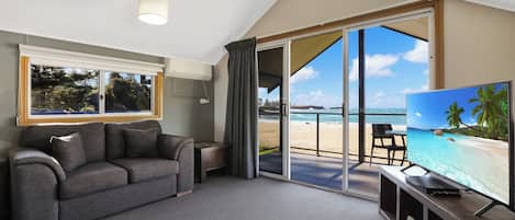 Luxe kamer, 2 slaapkamers | Woonruimte | Een lcd-televisie