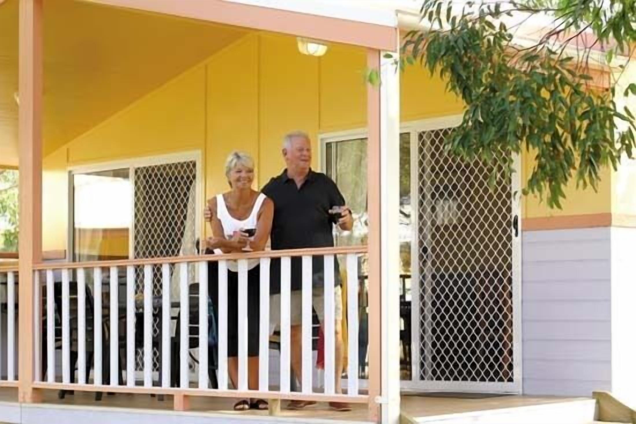 Un bâtiment jaune doté d’un balcon.