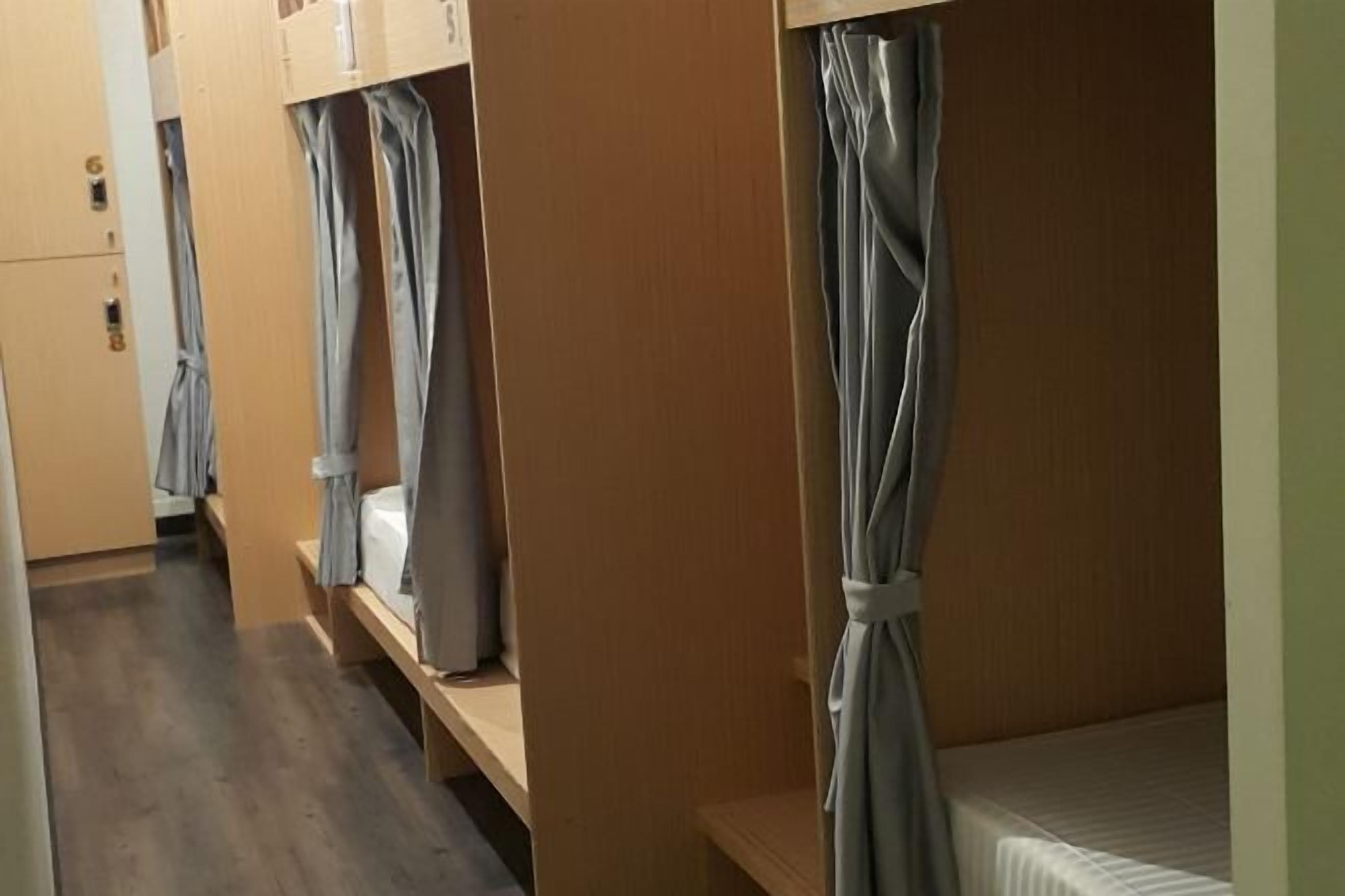 Colchones con acolchado adicional, caja fuerte, cortinas opacas