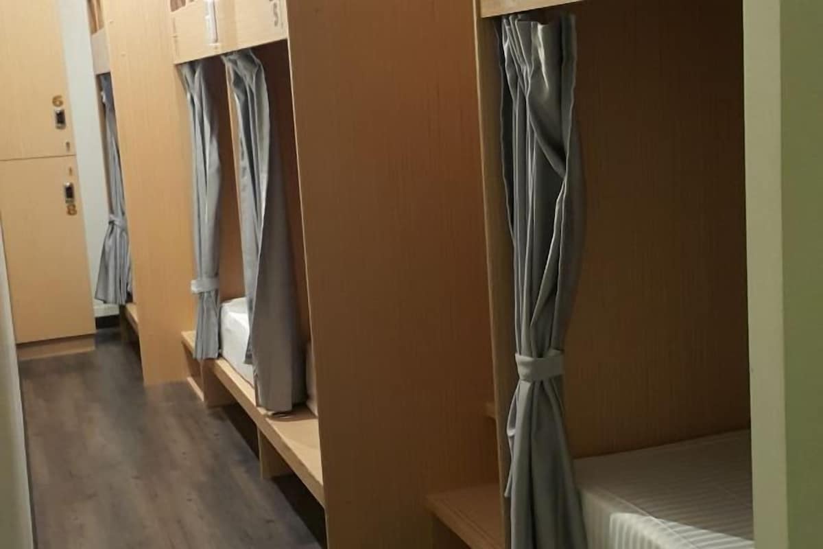 Down comforters, in-room safe, blackout drapes, WiFi (free)