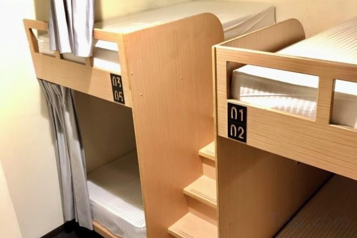 Edredons de pluma, cofres nos quartos, cortinas blackout