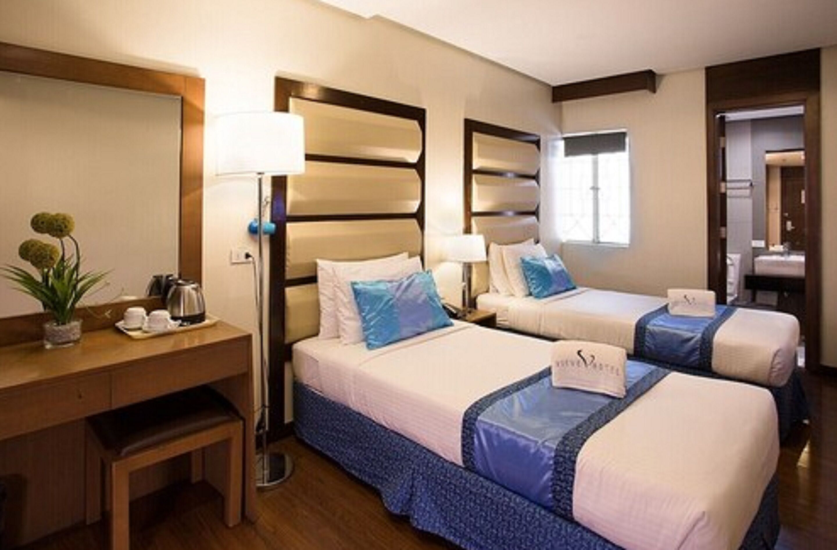 Een kluis op de kamer, een bureau, gratis wifi, beddengoed