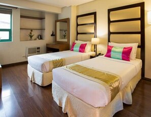 標準雙床房 | 客房內保險箱、書桌、免費無線上網、床單