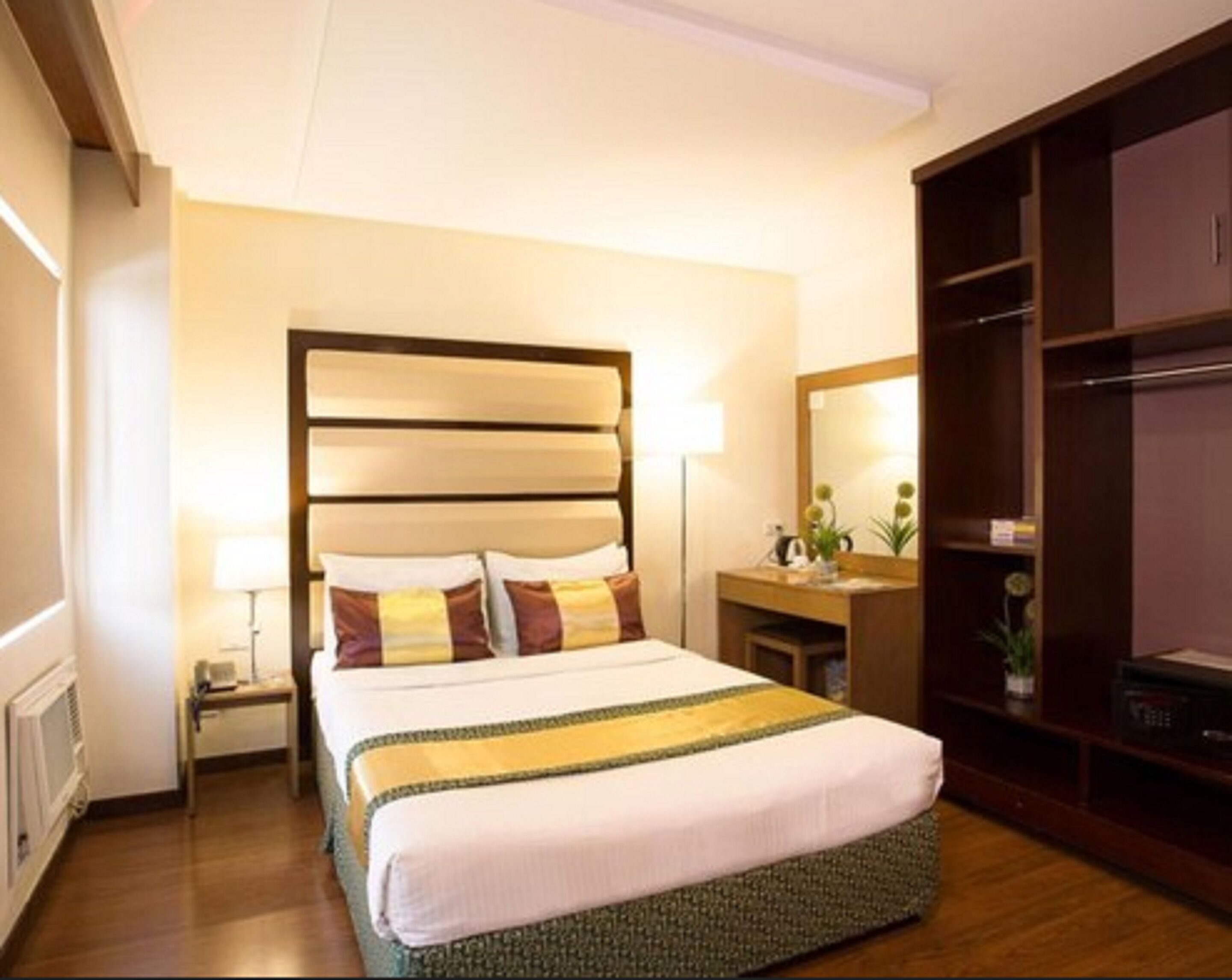 Een kluis op de kamer, een bureau, gratis wifi, beddengoed