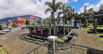 De Villa Istana Bunga by HouseinBandung