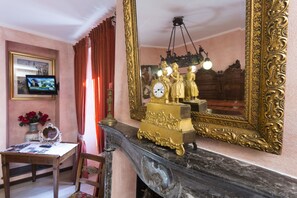 Superior kamer, terras, uitzicht op meer | Kamervoorziening