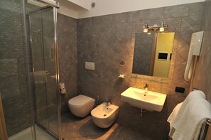Shower, hydromassage showerhead, free toiletries, hair dryer