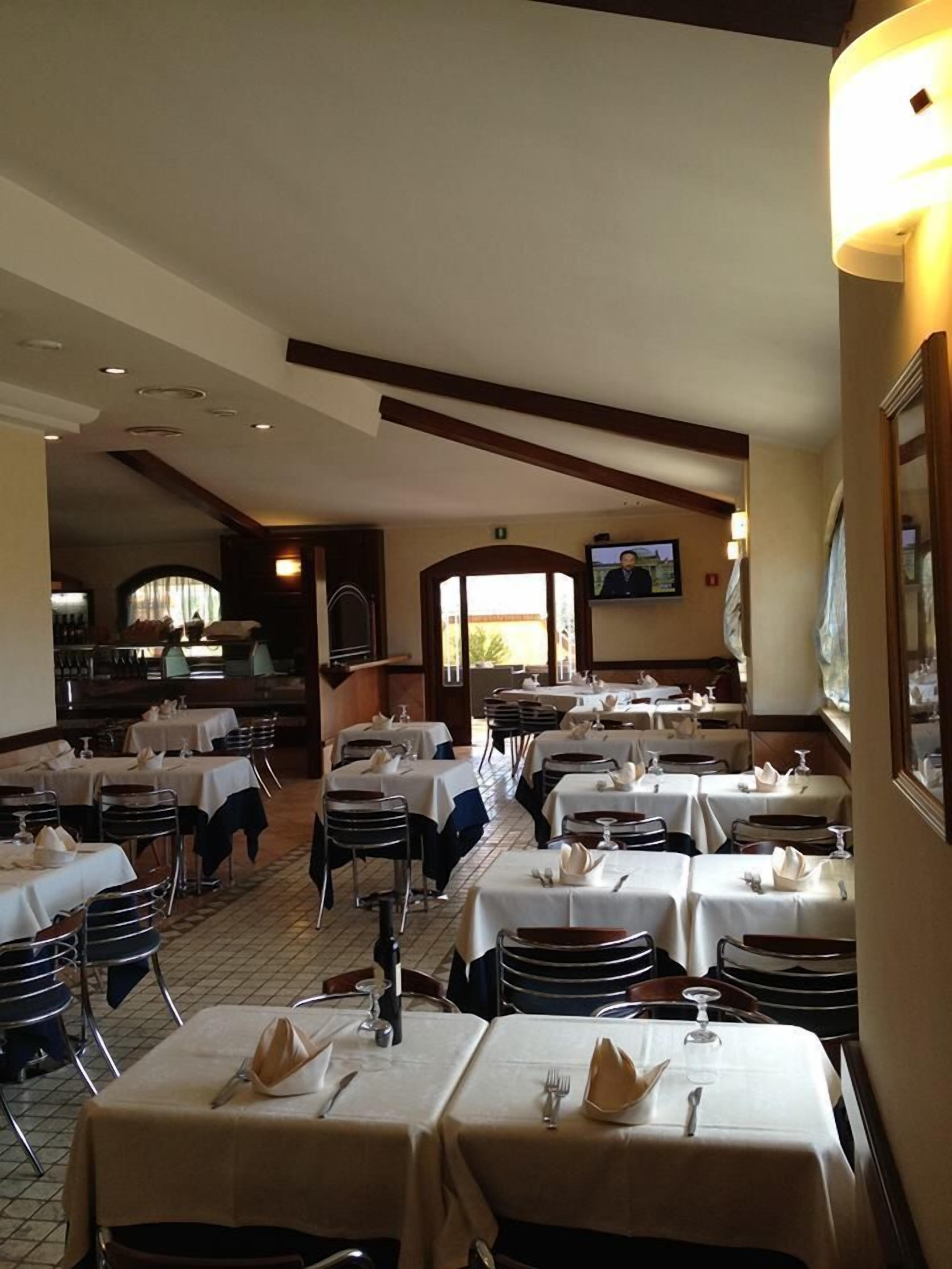 Petit déjeuner et déjeuner servis sur place, spécialités Cuisine locale