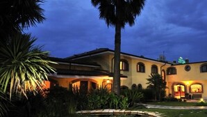 Bagian depan properti - sore/malam