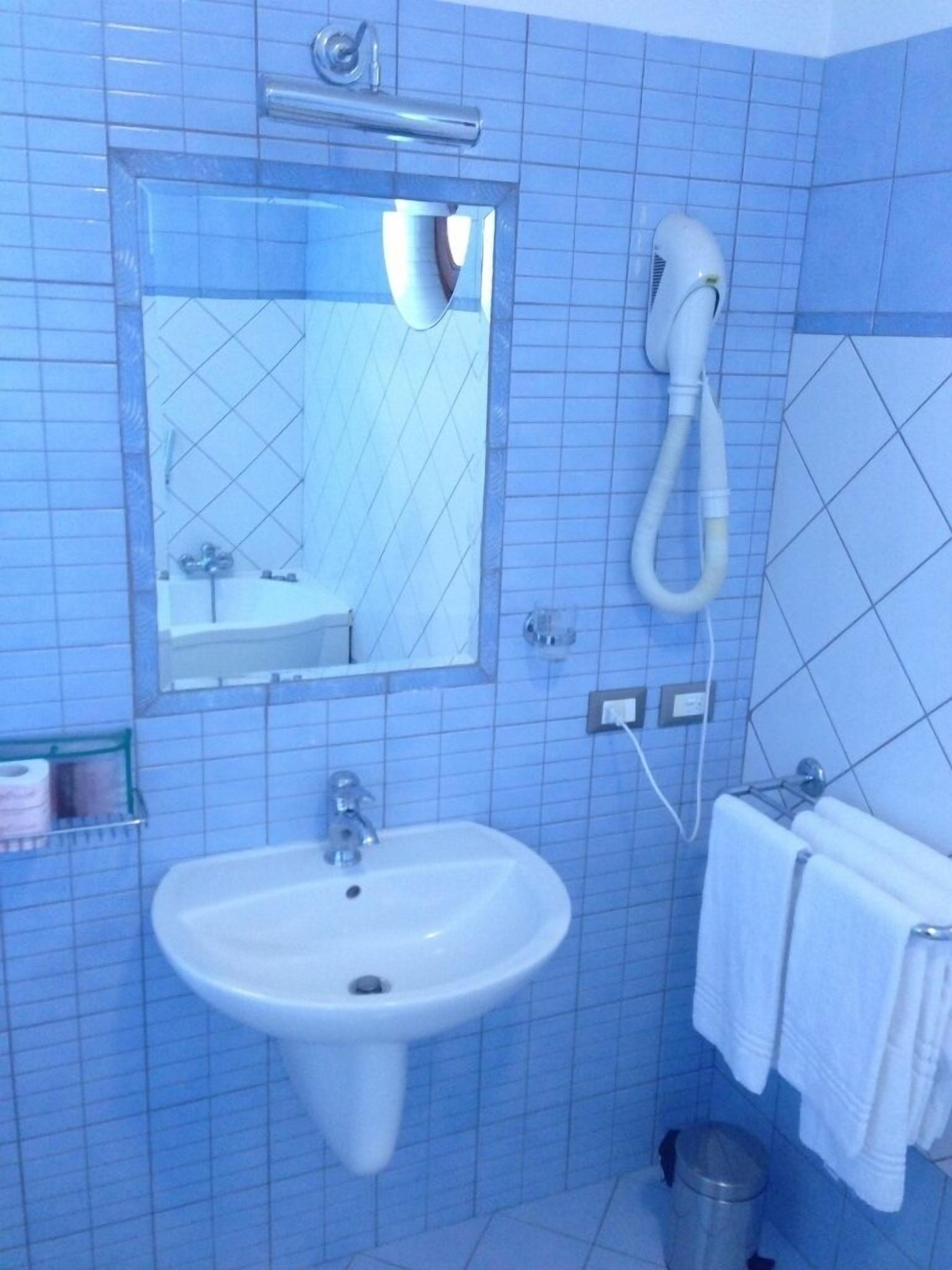 shower, hydromassage showerhead, free toiletries, hair dryer