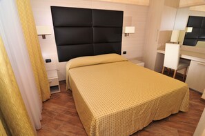 Minibar, brankas, meja kerja, dan kedap suara
