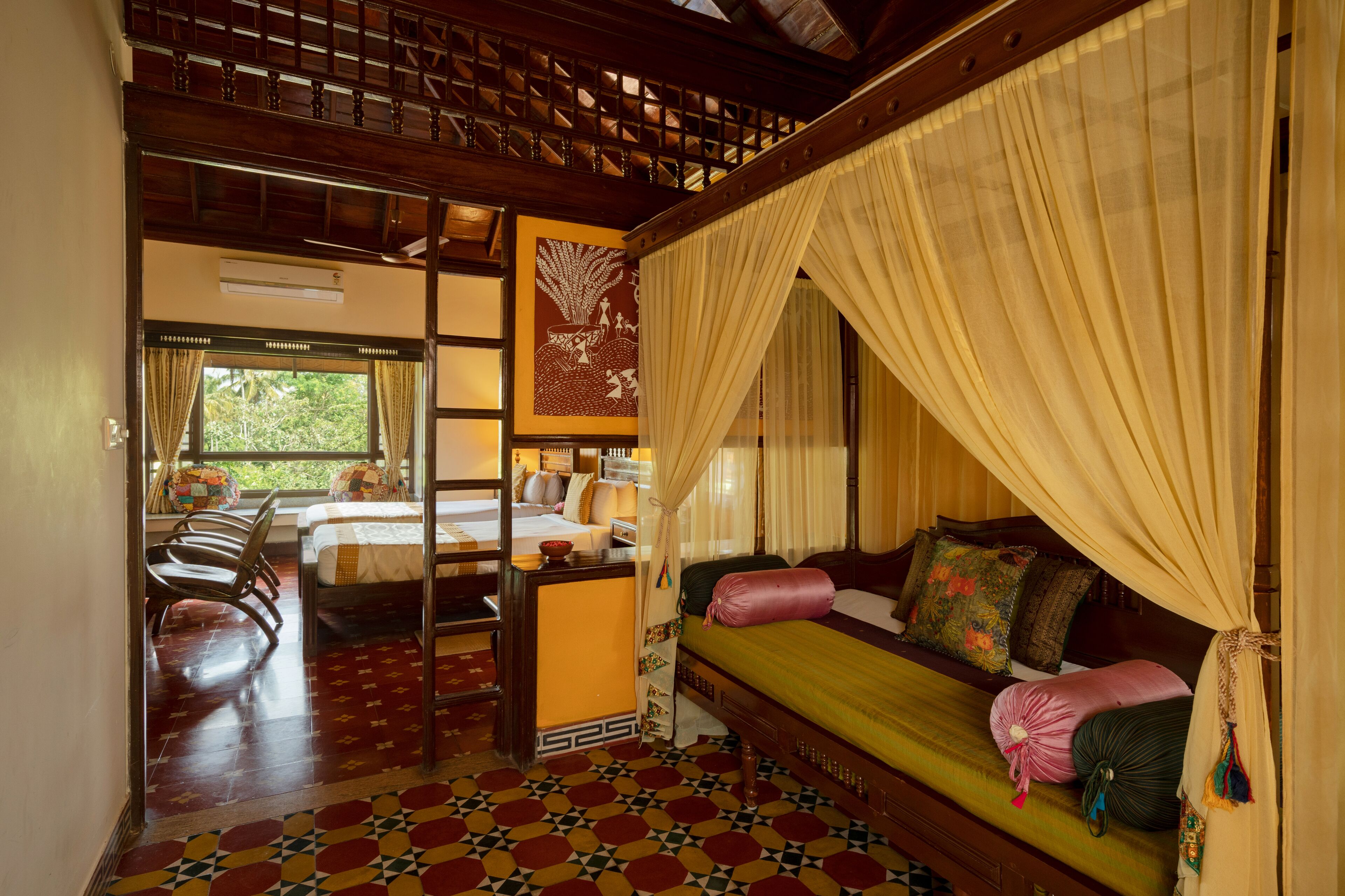 Una habitación tradicional con cama, sofá y zona de comedor.