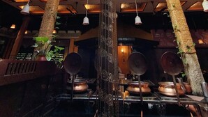 Ein Zimmer mit Oberlicht, Holzbalken und traditioneller Einrichtung.