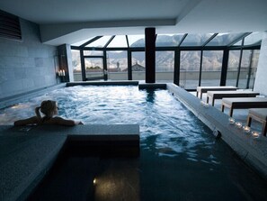 ساونا، حوض استحمام ساخن، غرفة بخار، حمام تركي، علاجات للجسم
