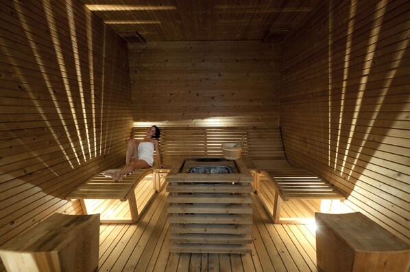 Sauna, hot tub, steam room, Turkish bath/hammam, body treatments