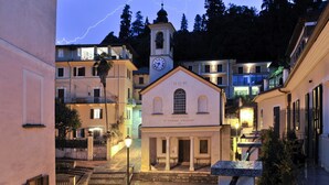 Una iglesia con una torre de campanario, una campana y un letrero que dice "VISITATIONES & MARIAE VIRGINIS".