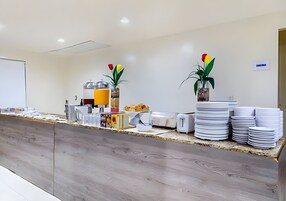 供应早餐和晚餐