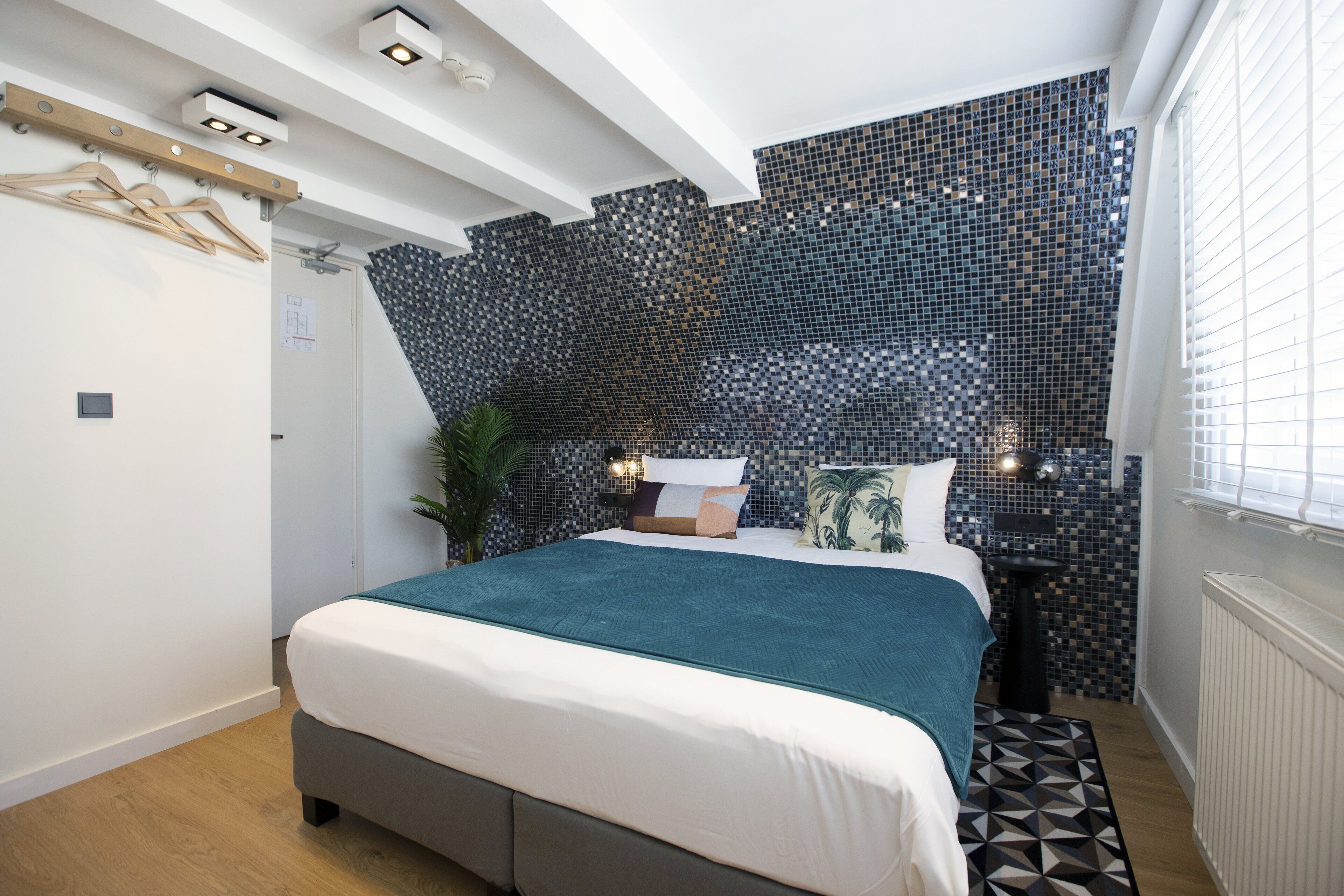 Tweepersoonskamer, 1 queensize bed | Een bureau, verduisterende gordijnen, een strijkplank/strijkijzer