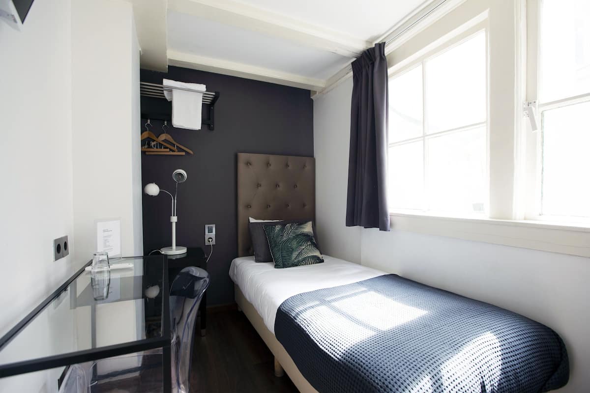 Single Room, 1 Twin Bed, Shared Bathroom | Desk, blackout drapes, iron/ironing board (on request), cribs (free)