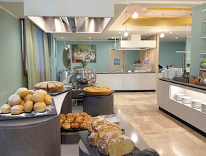 Free buffet breakfast  - Bike Hotel La Perla (Garda)