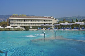 季節性室外游泳池，開放時間為 08:00 至 20:00，提供泳池遮陽傘和日光浴躺椅