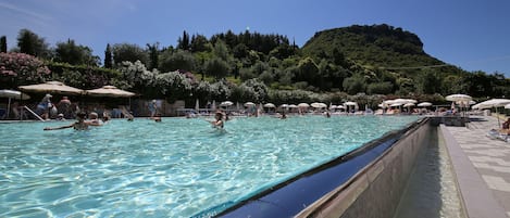 Piscine extérieure, parasols de plage, chaises longues