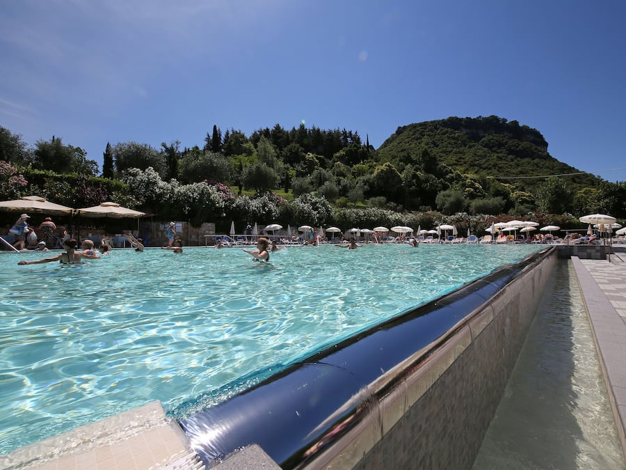 Piscina all'aperto, ombrelloni da piscina, lettini