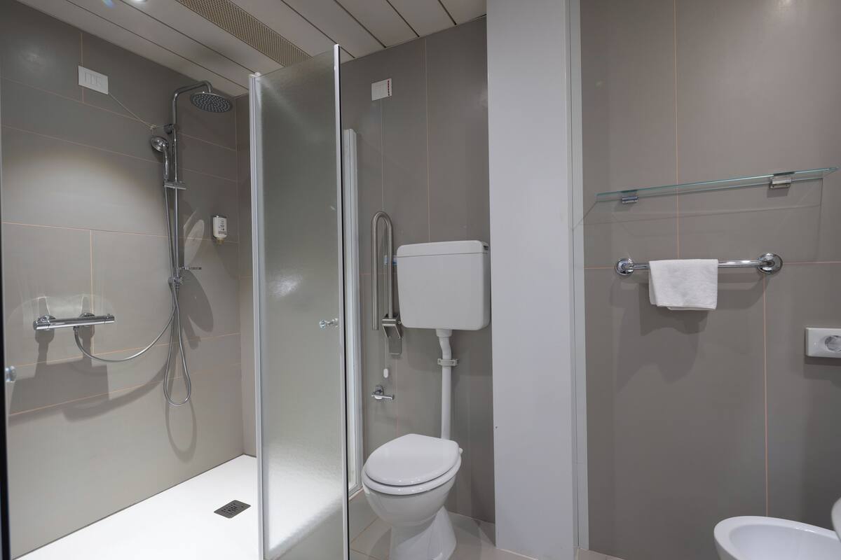 comfort double room | bathroom | free toiletries, hair dryer, bidet, towels