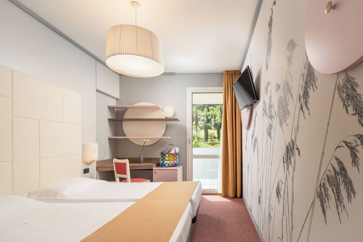 Chambre Double Confort, 1 lit double ou 2 lits jumeaux, vue piscine | Minibar, coffres-forts dans les chambres, bureau, Wi-Fi gratuit