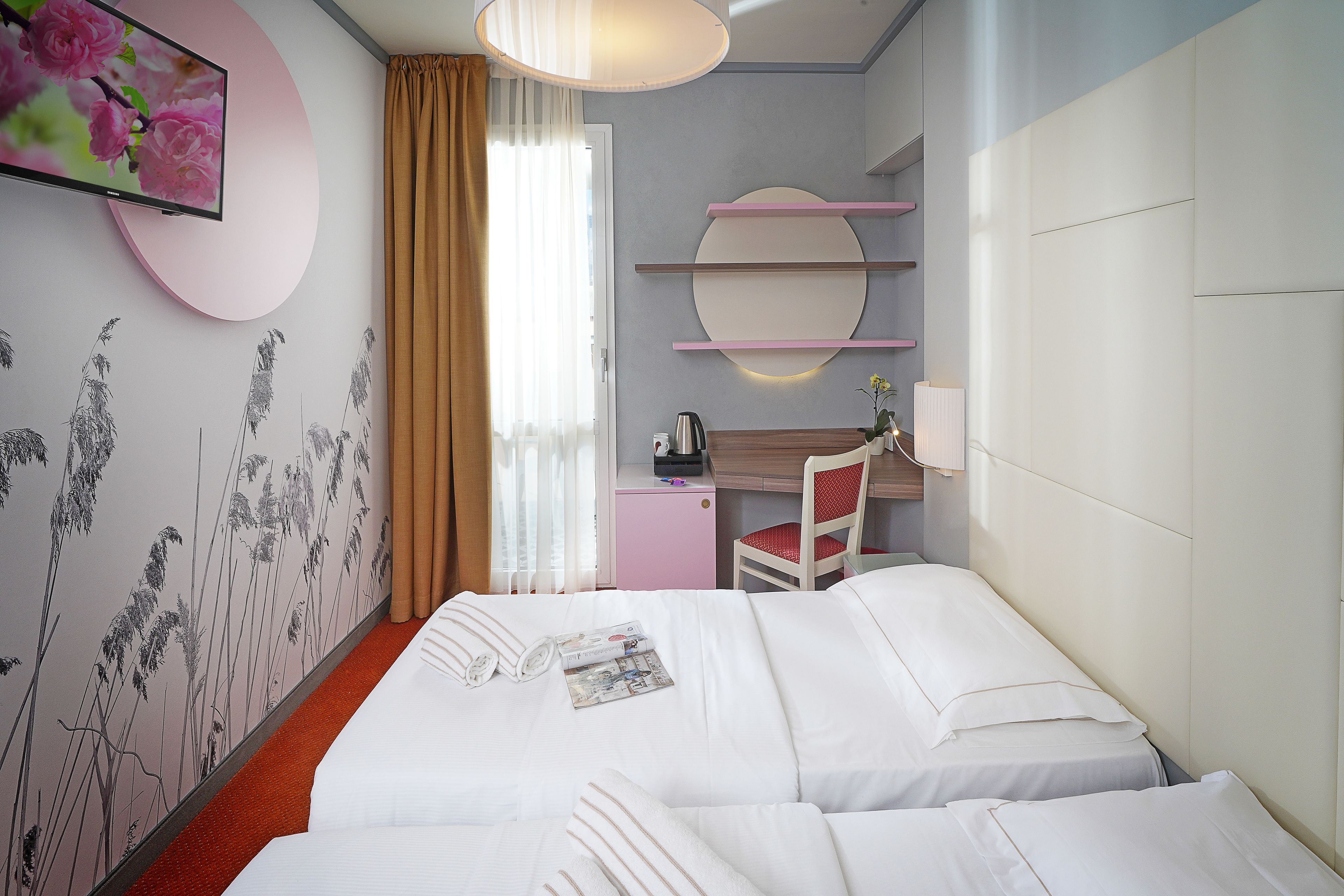 economy double room | minibar, in-room safe, desk, free cots/infant beds