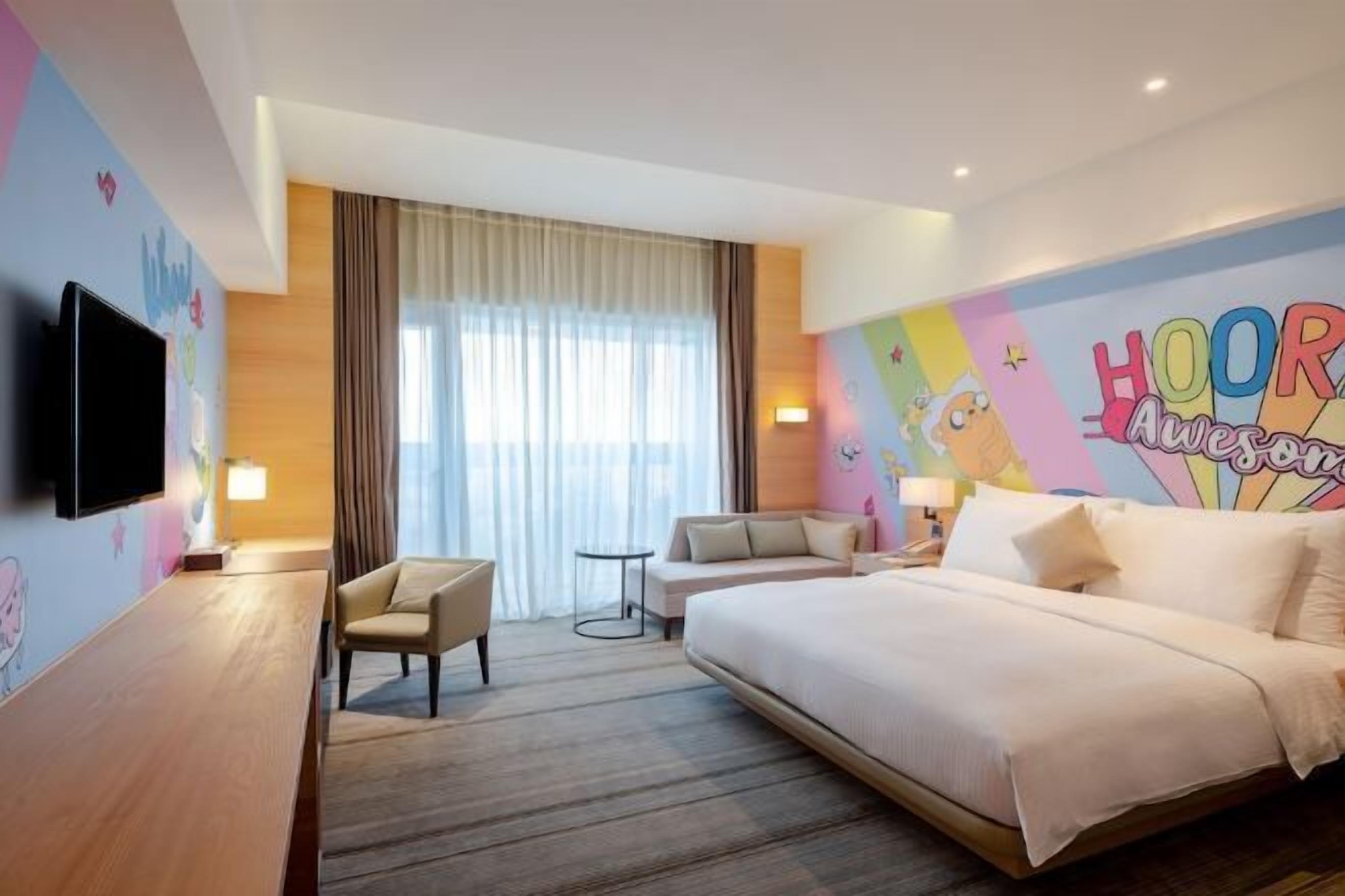 Cubrecamas, caja de seguridad en la habitación y escritorio 