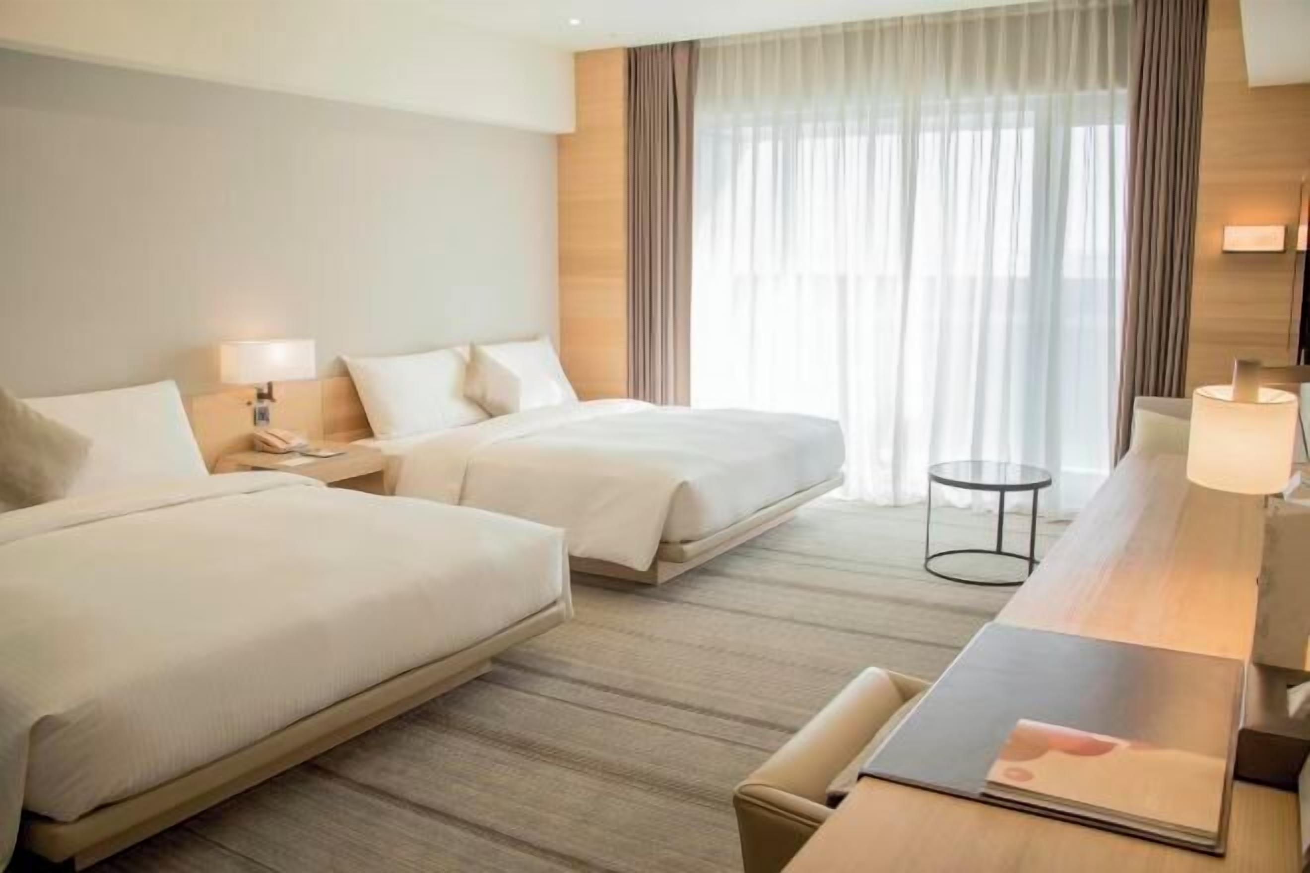 Cubrecamas, caja de seguridad en la habitación y escritorio 