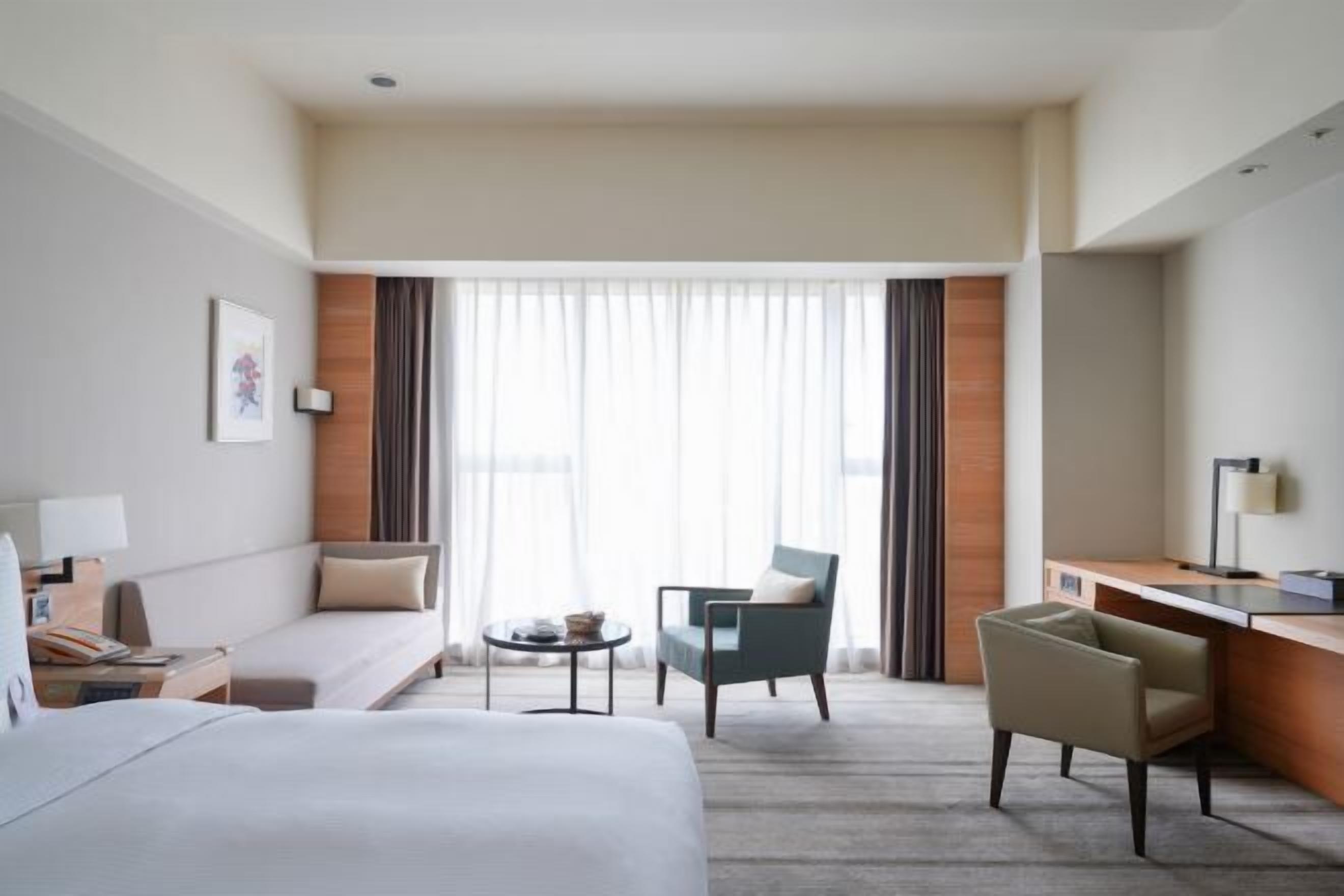 Down duvets, in-room safe, desk, blackout curtains