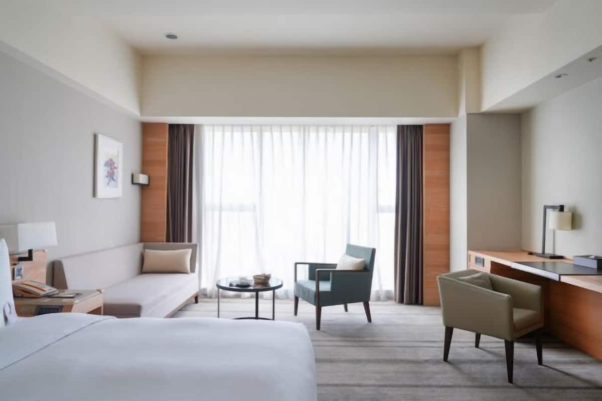 Down duvets, in-room safe, desk, blackout curtains