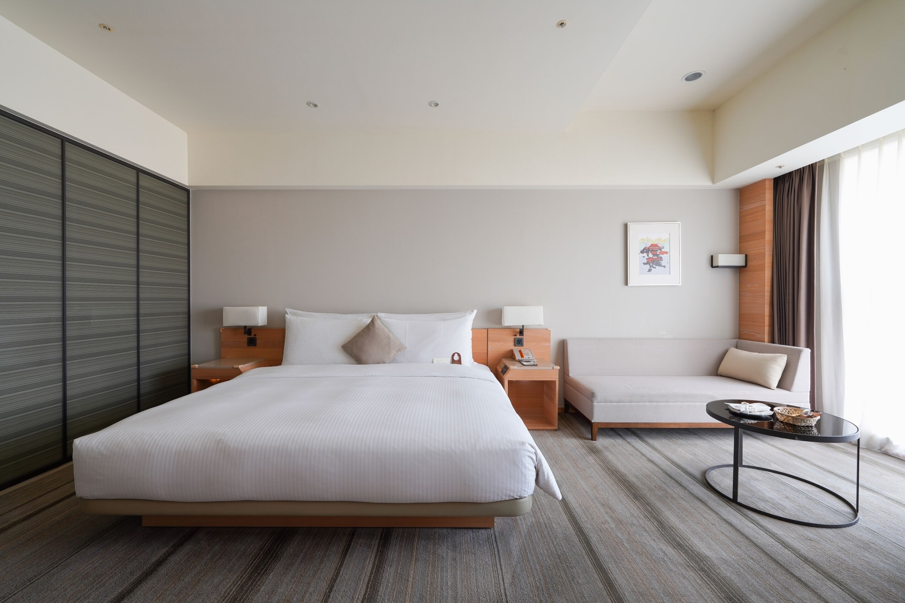 舒适客房一大床 | 羽绒被、客房内保险箱、办公桌、遮光窗帘