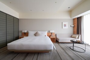 Comfort King Bed Room | Down comforters, in-room safe, desk, blackout drapes - HOTEL COZZI Ximen Tainan (Tainan)