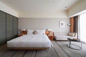 Comfort King Bed Room | Down comforters, in-room safe, desk, blackout drapes