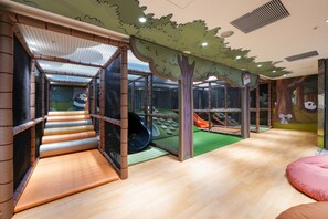 Zona de juegos infantil cubierta