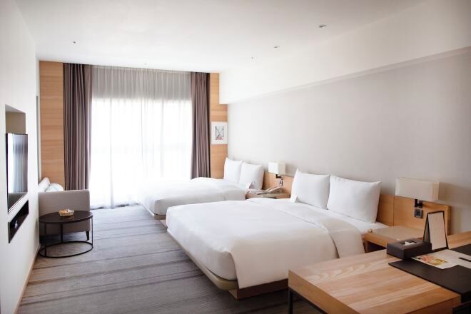 Down comforters, in-room safe, desk, blackout drapes