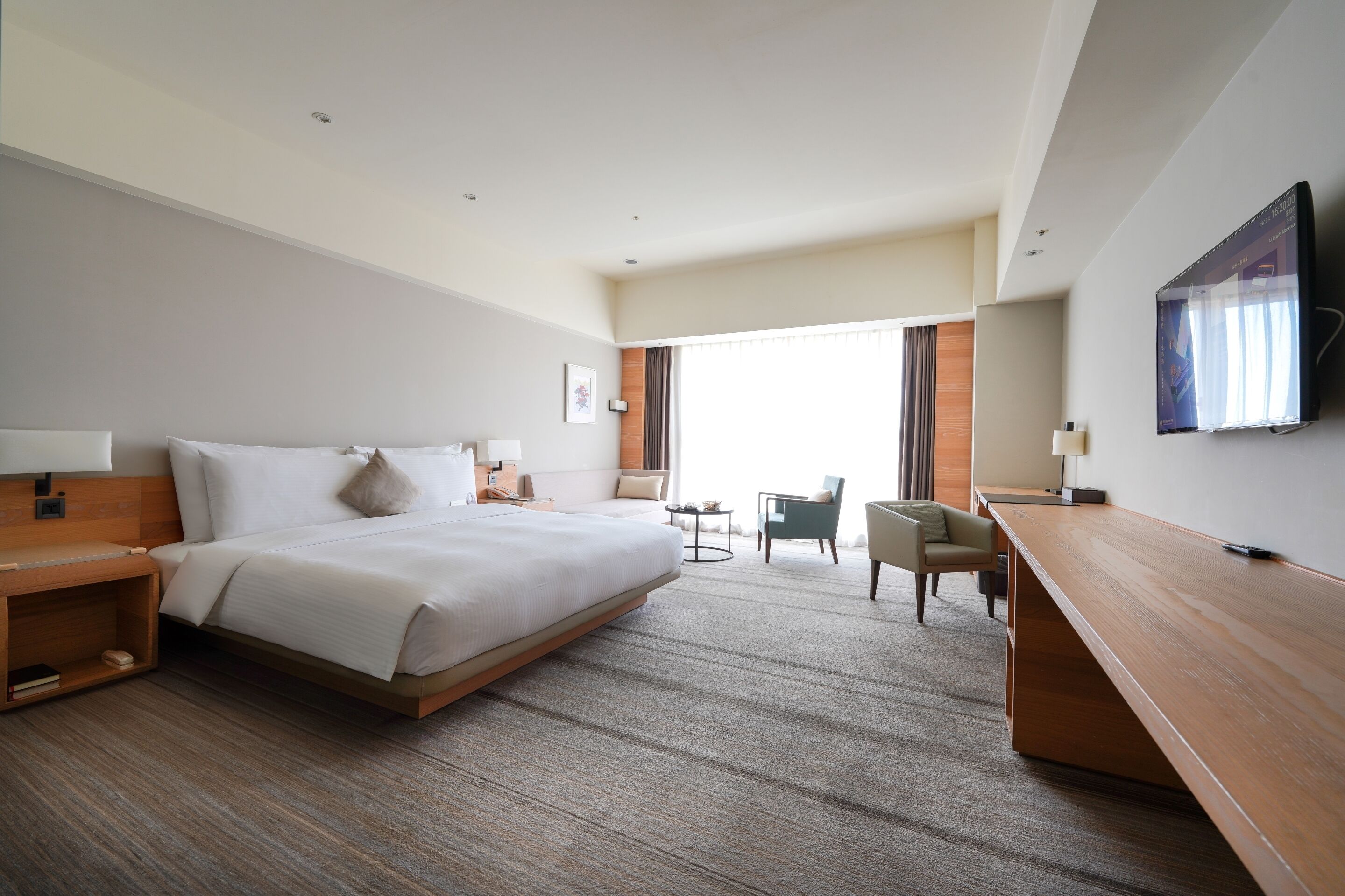 Cubrecamas, caja de seguridad en la habitación y escritorio 