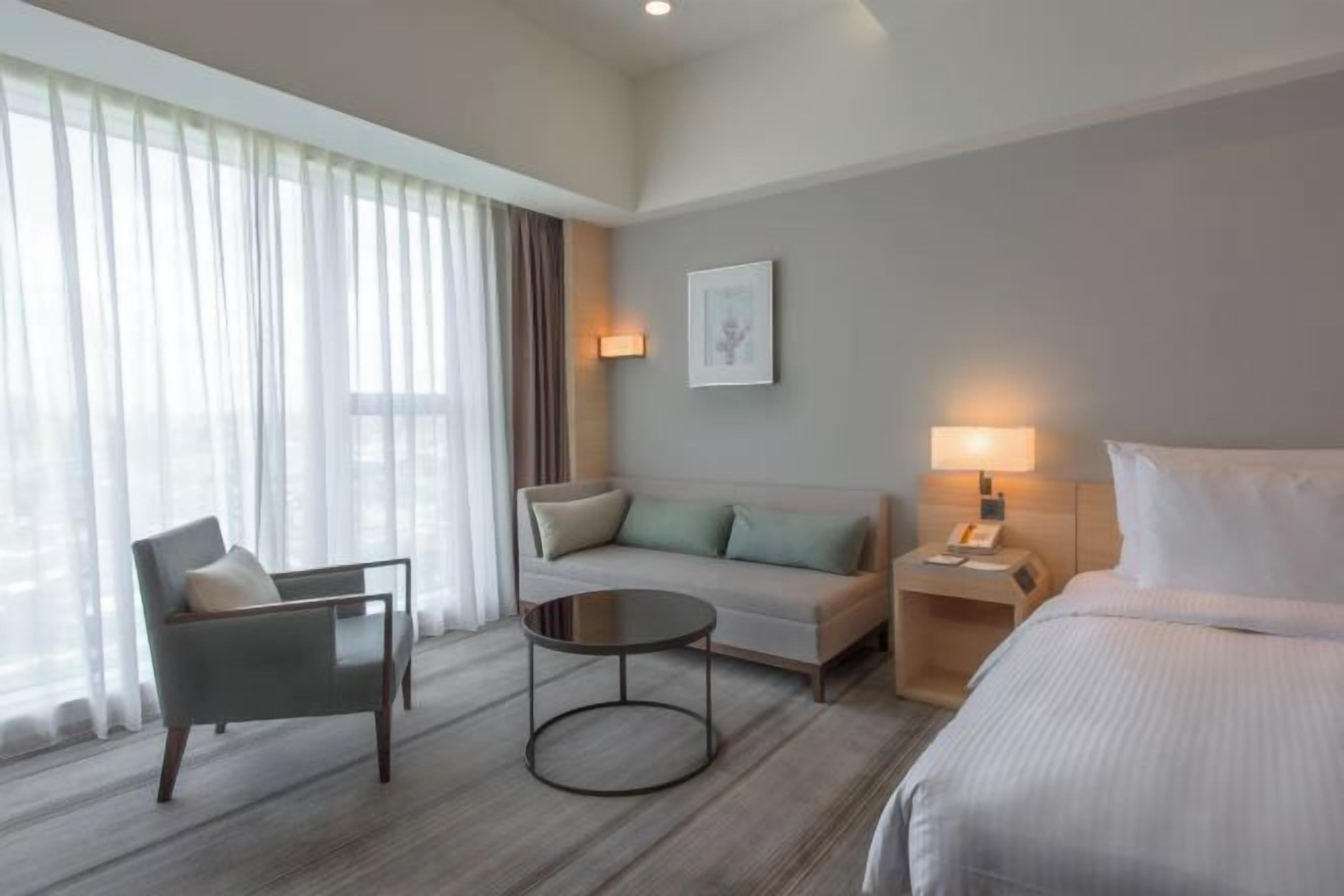 Cubrecamas, caja de seguridad en la habitación y escritorio 