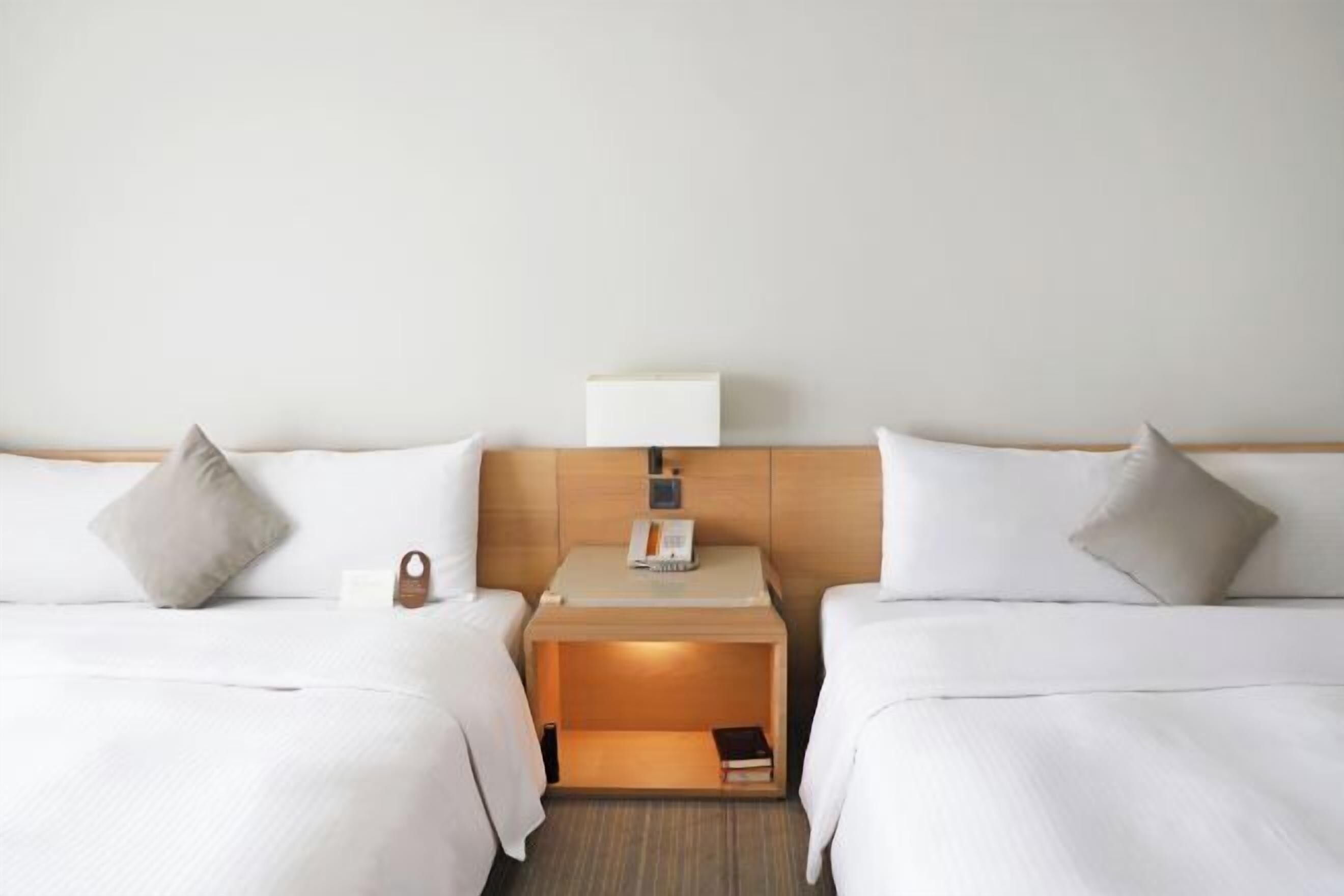 Down comforters, in-room safe, desk, blackout drapes