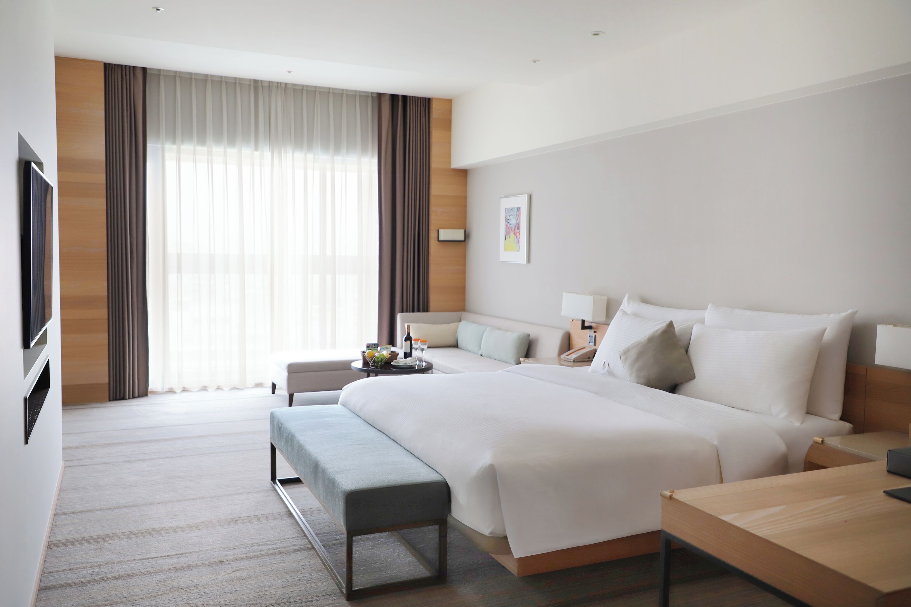 Comfort Suite | Down comforters, in-room safe, desk, blackout drapes