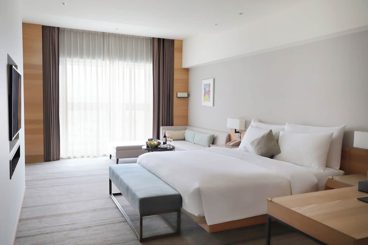 Suite estudio Confort | Edredón, caja de seguridad en la habitación y escritorio